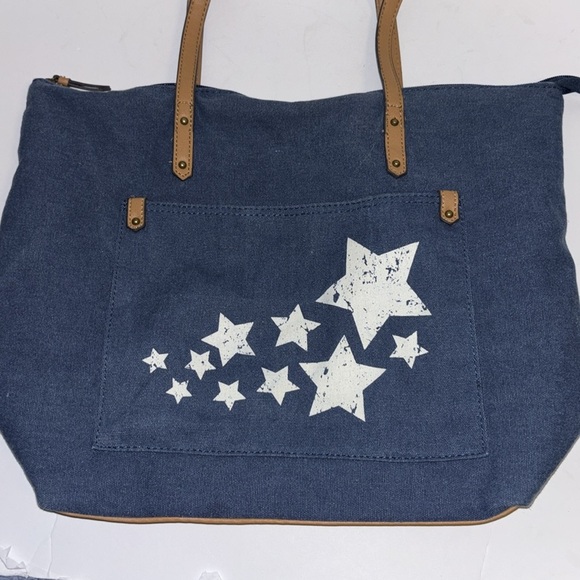 SONOMA BLUE LIGHT WEIGHT DENIM TOTE BAG STARS ON ONE SIDE BEGAN LEATHER STRAPS - Picture 1 of 8